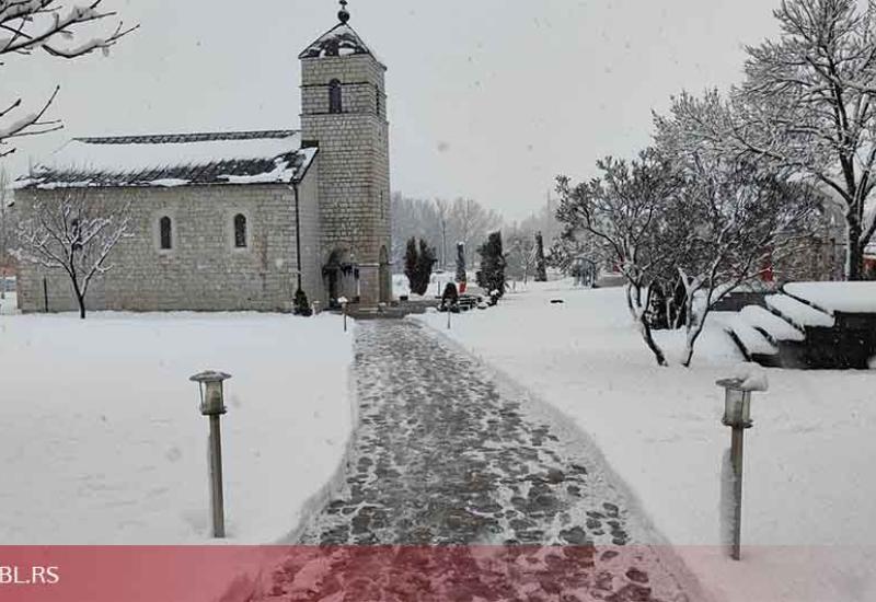 FOTO: U Hercegovini snijeg napadao i do pola metra 